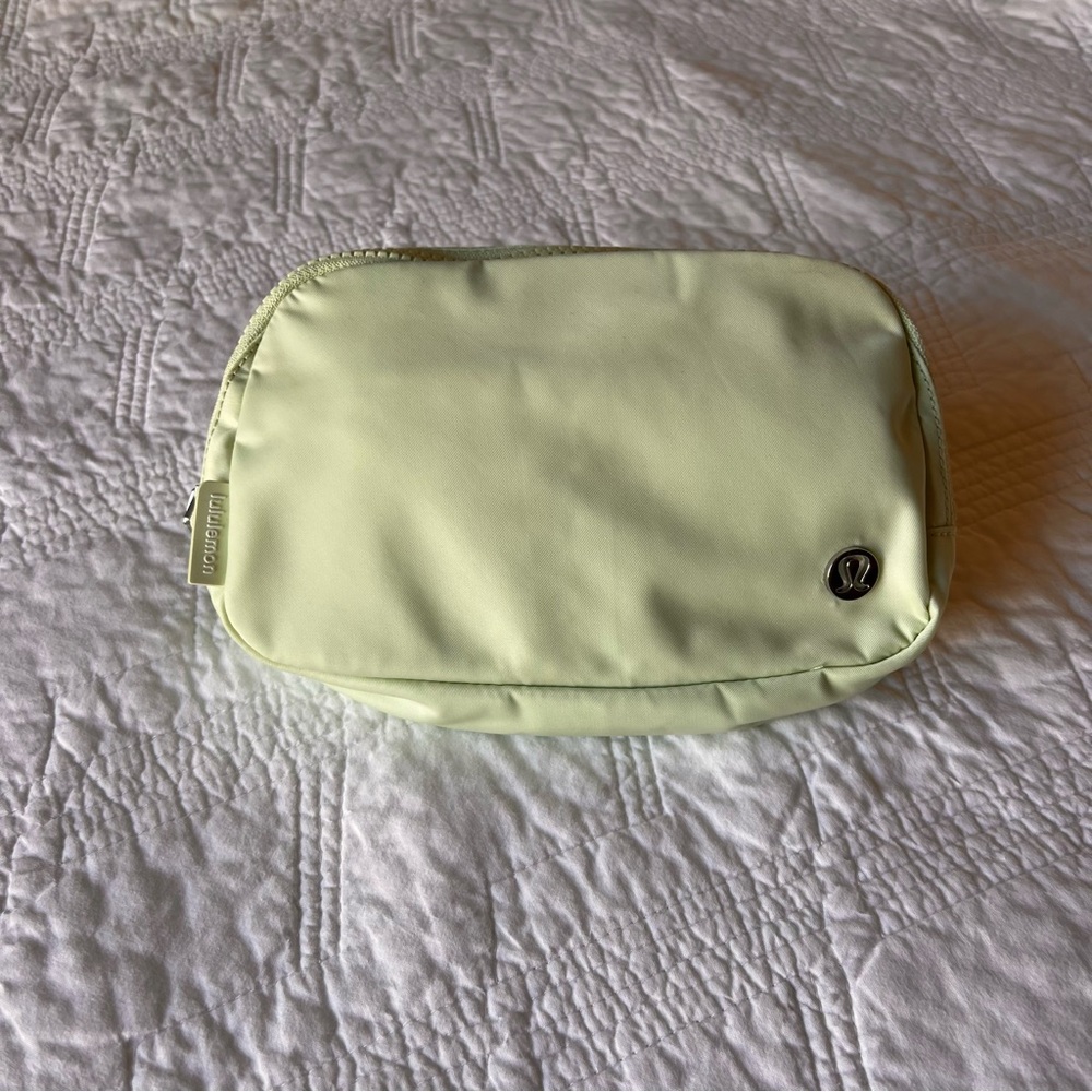 Lululemon “Everywhere Belt Bag” – Pastel Green (One Size)